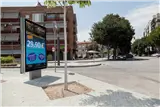 Mupi publicitario en la Rambla Pompeu Fabra con la calle Enric Morera, Mollet del Vallès